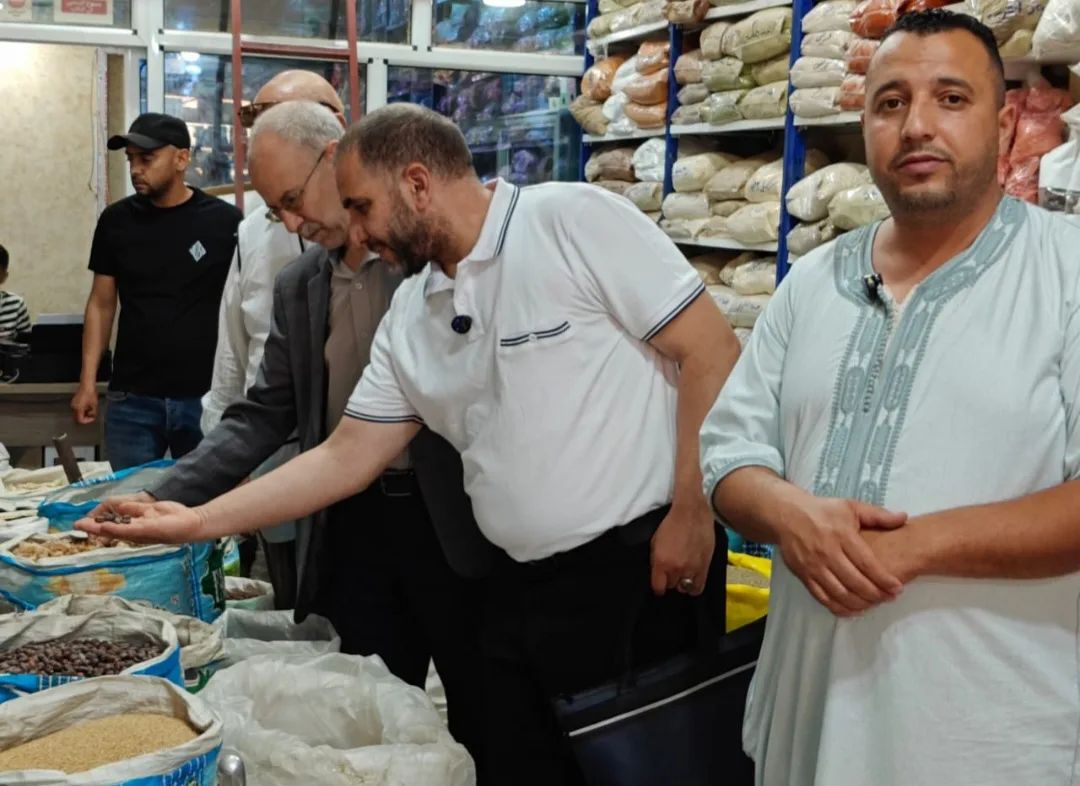 رئيس الجمعيّة في زيارة إلى سوق التّوابل بمدينة عين ولمان