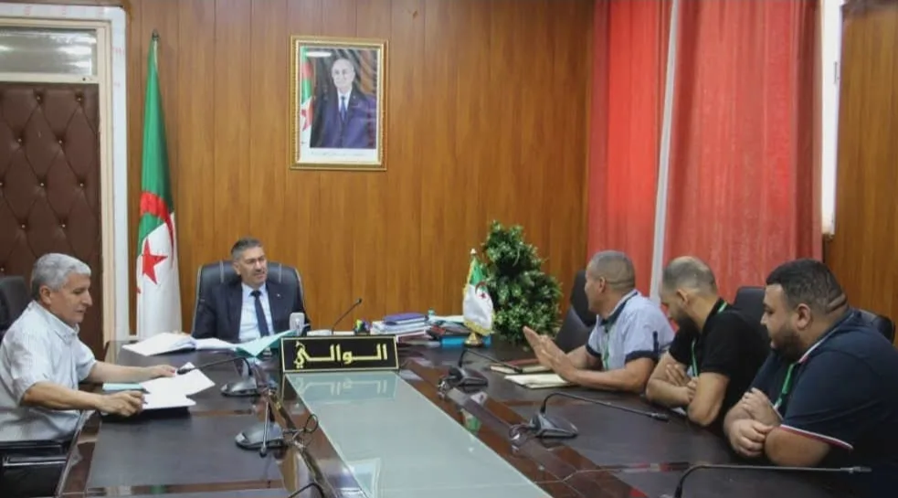 السيّد والي ولاية الشلف يستمع إلى انشغالات ممثّلي الجمعيّة